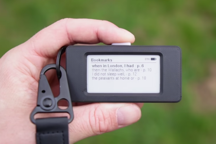 YouTuber Bikin E-Reader Mini Seukuran Jempol, Bisa Simpan 10 Buku Digital