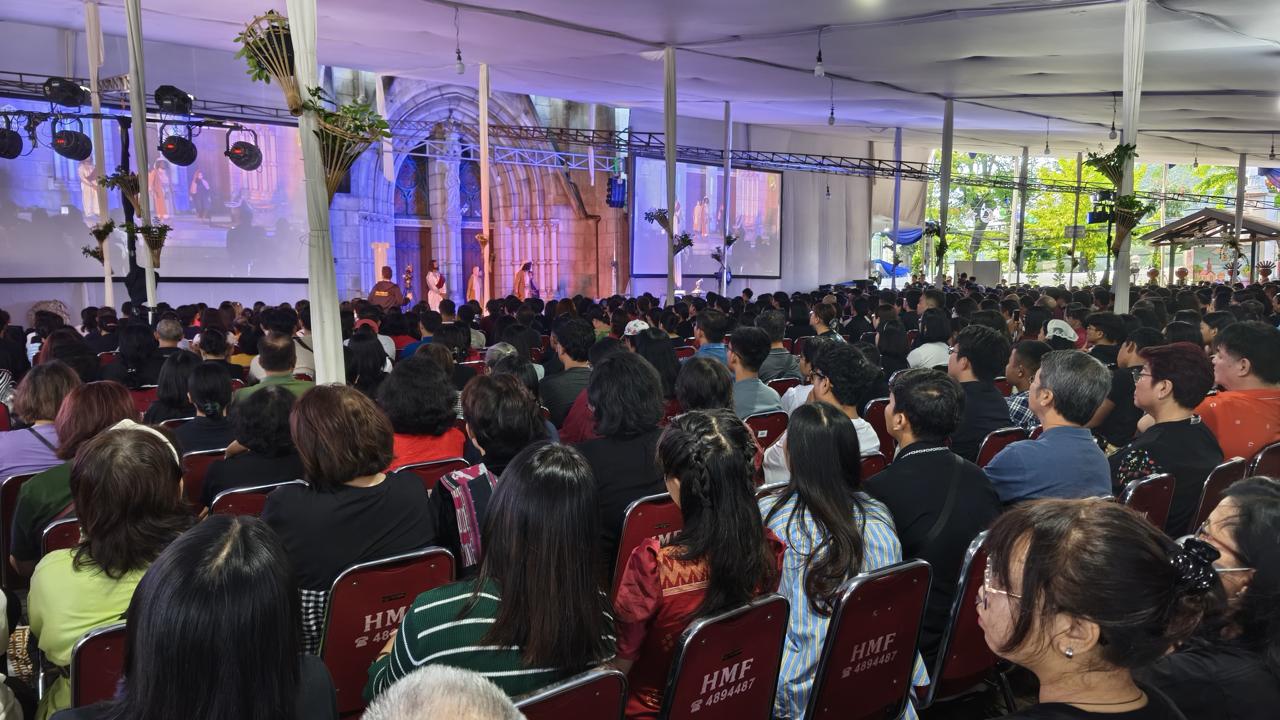 PLN Jaga Keandalan Listrik Pementasan Jalan Salib Kreatif dan Ibadat Jumat Agung di Gereja Katedral