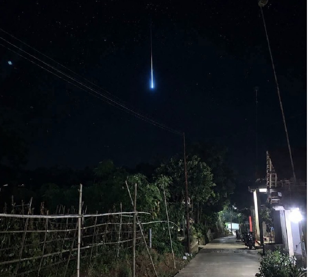Viral Meteor Melintas di Langit Jawa, BRIN Ungkap Dugaan Lokasi Jatuhnya