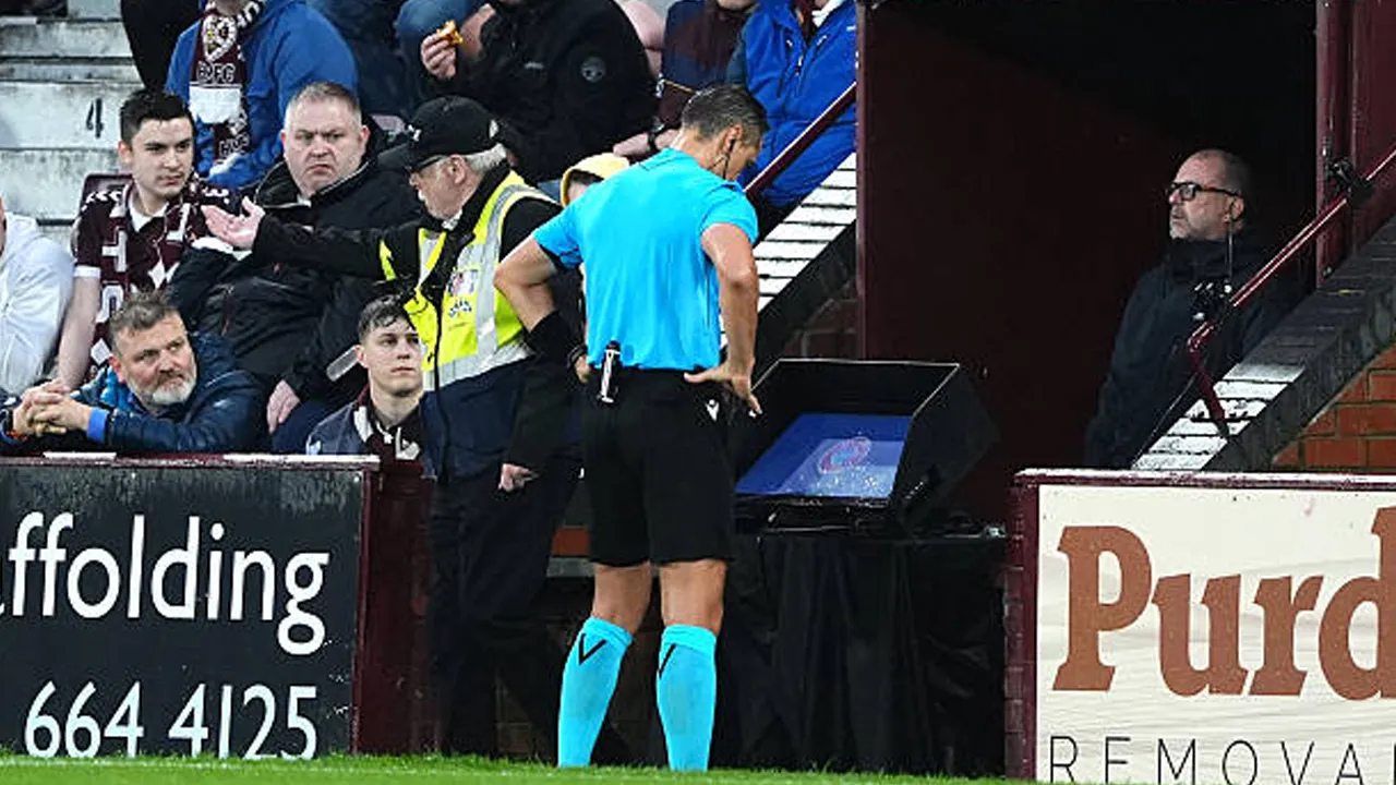 UEFA Bahas Perubahan Aturan VAR, Keputusan Wasit Tak Boleh Mudah Diubah