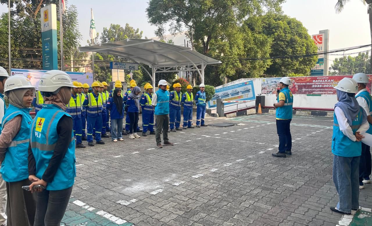 Briefing petugas oleh manajemen PLN UP3 Jatinegara sebelum pelaksanaan penyalaan serentak untuk memastikan layanan terbaik bagi pelanggan dan keselamatan kerja tetap terjaga